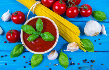 Fresh tomato sauce with garlic and basil, for pasta dishes.