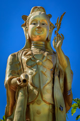 Stehende Buddhastatue im Tempel von Wat Mok Khan Lan Chiang Mai, Thailand