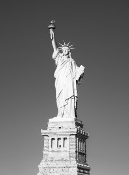 ニューヨーク　自由の女神　モノクロ