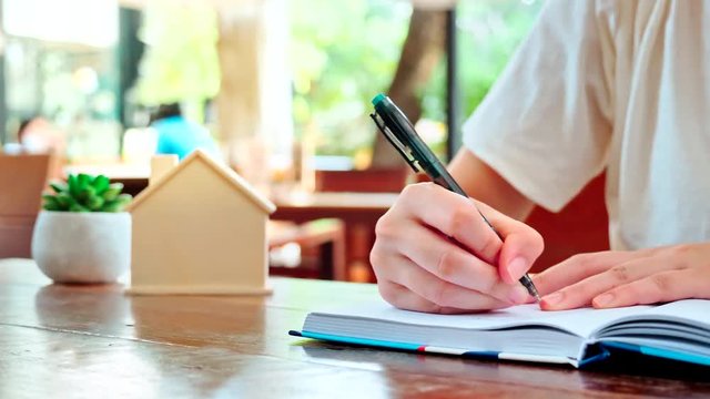 Planning to buy house, borrowing from bank requires calculation of income per month having make income, expenditure, write down notebook Because if payment does not meet deadline, may lose interest
