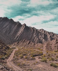 pequeña casa de piedras sobre camino de montaña