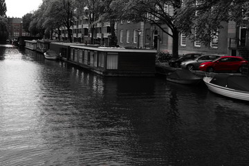 houseboats in the nieuwe prinsengracht amsterdam in black and white