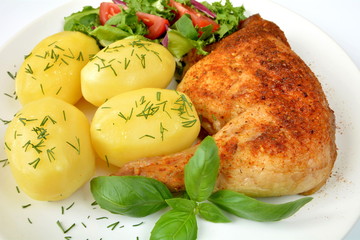 udko z kurczaka pieczone, ziemniaki i surówka © robert6666