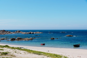 Fototapeta na wymiar Küste und Landschaft in Galcien mir Fischerbooten