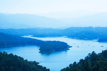 Obraz premium Aerial view of lake and houseboat community.