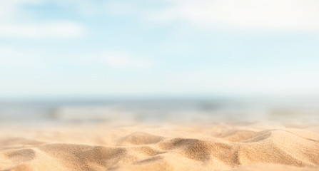 Tropical summer sand beach and bokeh sun light on sea background, copy space. - obrazy, fototapety, plakaty