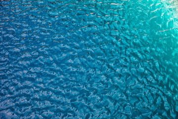 Türkises Wasser Oberfläche mit kleinen Wellen Hintergrund