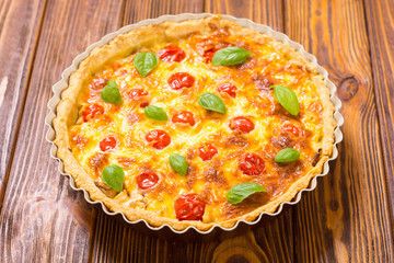 Chicken Quiche lorraine with mushrooms , tomatoes and cheese