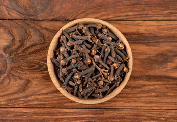 Dry cloves in bowl