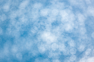 Obraz premium Sonnenflecken auf blauem Wasser mit Unschärfe Effekt hintergrund