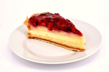 Ein Stück Erdbeerkuchen auf weißem Teller, isoliert vor weißem Hintergrund, von vorne gesehen