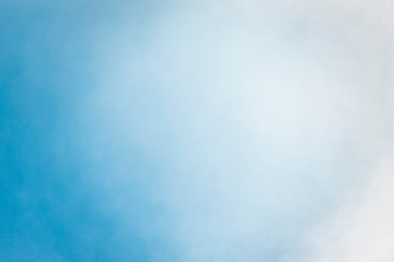 Sonnenflecken auf blauem Wasser mit Unschärfe Effekt hintergrund