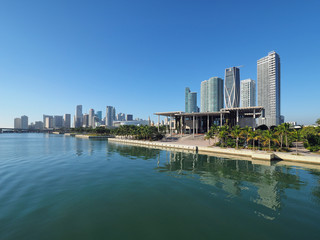 Fototapeta na wymiar Miami, Florida 11-10-2018 The Perez Art Museum and the City of Miami skyline reflected on a calm Biscayne Bay on a clear autumn morning.