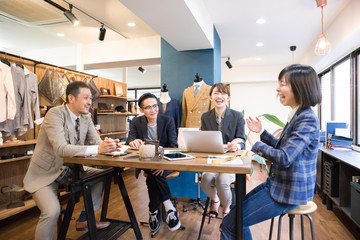 オフィス・会議・男性・女性・4人