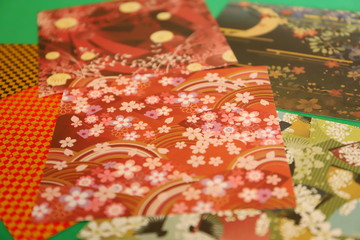 この神は千代紙と呼ばれる日本の伝統工芸品です