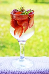 Delicious drink with strawberries and mint in a glass glass glass.