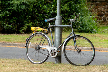 Fototapeta na wymiar Yellow bag on bike