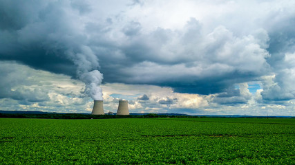 Torres de refrigeración emitiendo vapor de agua limpio, creando nubes en un cielo dramático, en la Central Nuclear de Nogent, Francia. Sin emisiones de CO2, lucha contra el cambio climático.