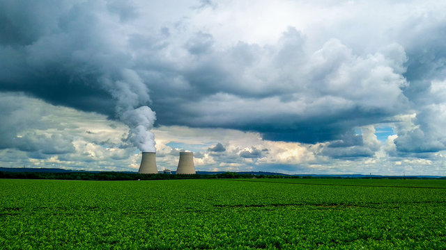 Torres de refrigeraci&oacute;n emitiendo vapor de agua limpio, creando nubes en un cielo dram&aacute;tico, en la Central Nuclear de Nogent, Francia. Sin emisiones de CO2, lucha contra el cambio clim&aacute;tico.