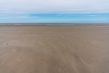 Sandstrand am Meer mit Wolken
