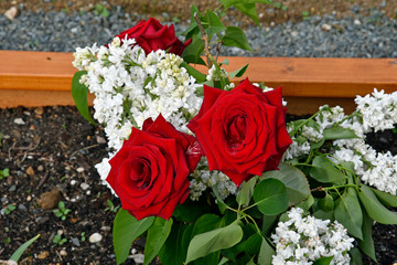 blumenschmuck auf grab