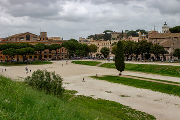 Roma, Italia, 28 aprile 2019. In primo piano il Circo Massimo con il monumento nazionale dedicato a Vittorio Emanuele II, noto anche come Altare della Patria in background