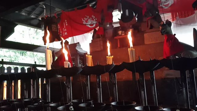 Santuario con velas y estatuillas