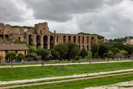Roma, Italia, 28 aprile 2019. In primo piano il Circo Massimo con il monumento nazionale dedicato a Vittorio Emanuele II, noto anche come Altare della Patria in background