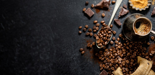 Kaffeebohnen mit Requisiten für die Kaffeezubereitung