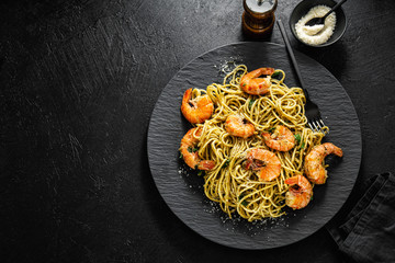 Spaghetti pasta with pesto and shrimps