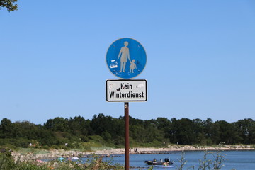 Information sign for pedestrians, no winter services at the beach
