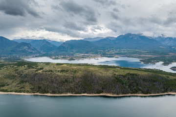 Obraz premium Aerial view of the lake in the Rocky Mountains