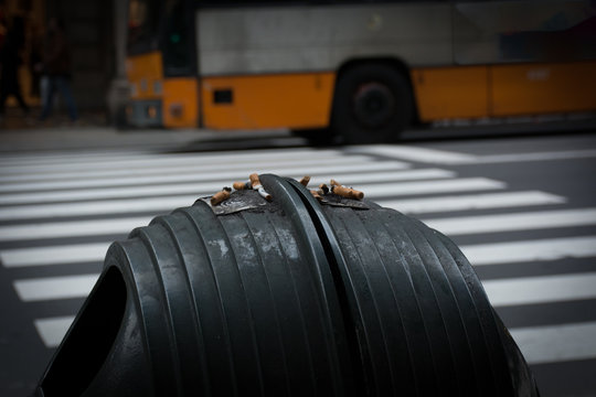 Sigarette abbandonate su un bidone in citt&agrave;