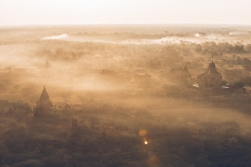 Obraz premium Aeial view of the temple historical site in Bagan, myanmar. Pagodas and buddhist temples in the jungle