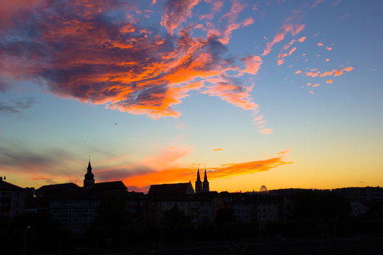 flammende Wolken &uuml;ber der Shilouette von W&uuml;rzburg