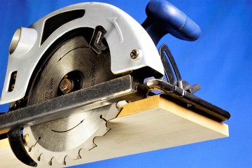 Processing of wood with an electric saw in repair, construction. Electric wood saw is a popular tool for professional and household use, machining materials and parts to a predetermined size. 