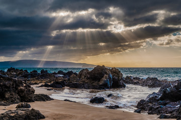 Fototapeta na wymiar Breathtaking ray of lights during sunset at Maui, Hawaii