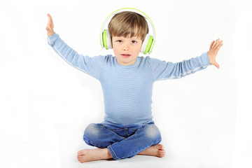 Ein dreijähriger Junge hört Musik