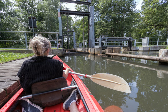 Kanu, Paddelboot im Kanal am Wehr, Schleuse, Spreewald, Brandenburg, Deutschland 