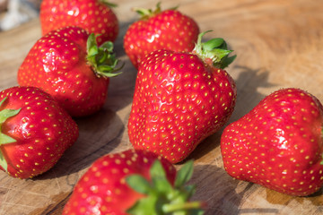 Reife Erdbeeren auf Holzbrett, close up, Detail