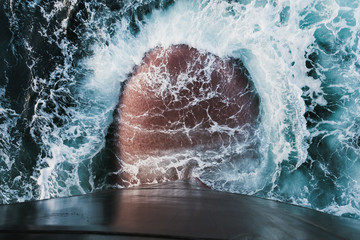  Bulbous of the ship in smashing the ocean