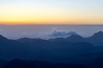 Obraz premium Widok z góry Mojżesza, piękny wschód słońca w górach Egiptu