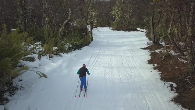 deportistas practicando esqu&iacute; de fondo en una pista de nieve en la monta&ntilde;a con incre&iacute;bles paisajes al rededor