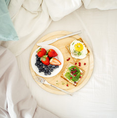 Gesunde vegetarische Toasts