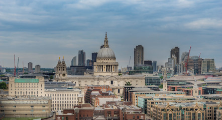Fototapeta na wymiar London skyline including st paul cathedral at cloudy day 