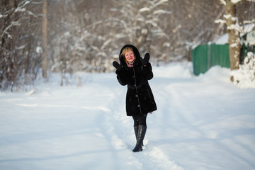 Fototapeta na wymiar Russian woman in the winter at snowy park.
