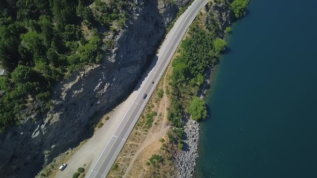 Ruta entre lago y monta&ntilde;a en verano