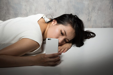 スマートフォン・憂鬱な女性