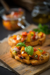 Bruschetta mit bunten Tomaten und Basilikum