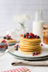Pancakes mit Beeren am Frühstückstisch